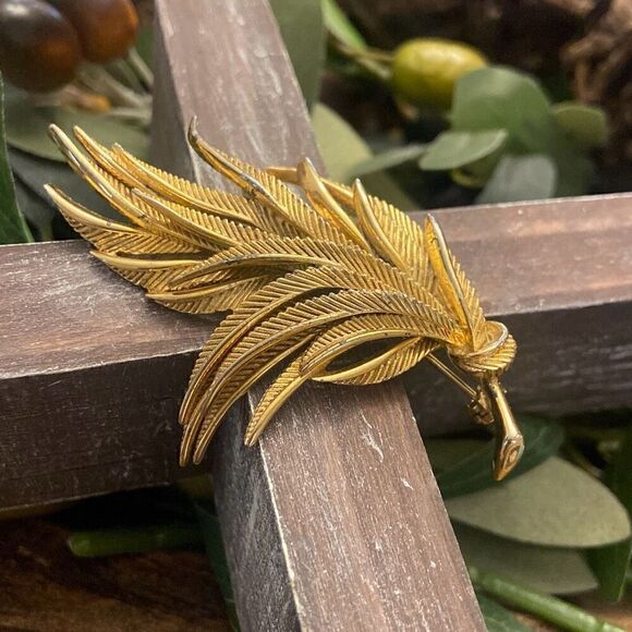 Lot of 2 Vintage Goldtone Brooches Pins both Signed on Bottom - Monet and Sphinx - Picture 7 of 9